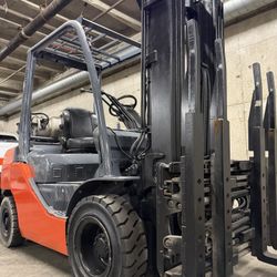 TOYOTA M8 forklift 5500 lb,3 stage, side shift, single double LOW HOURS 