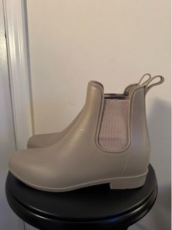 Women’s gray Rain Boots size 8