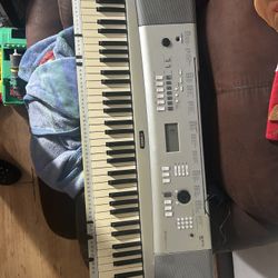  Yamaha Dgx 220 76-Key Keyboard 