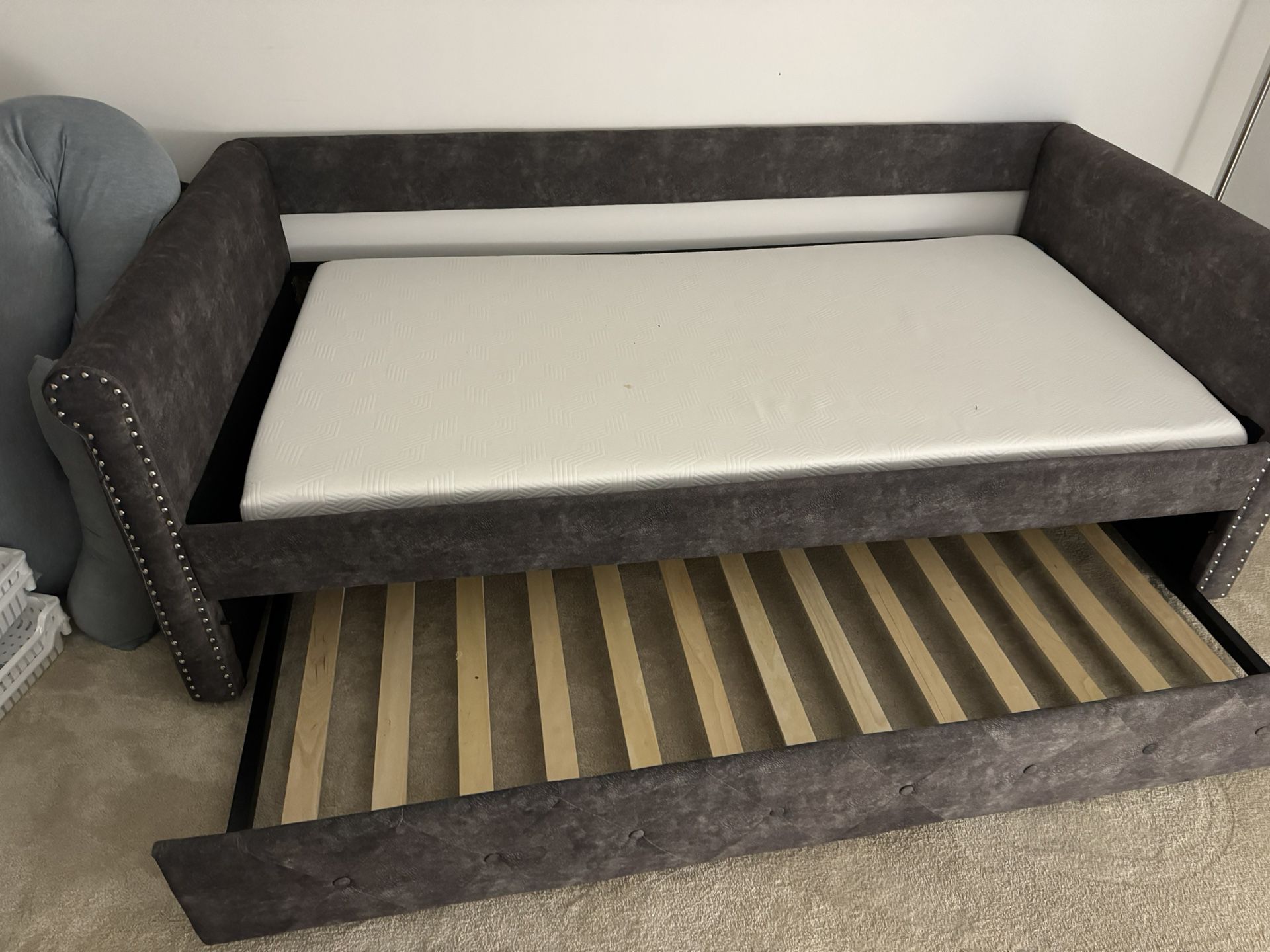 Never Used Twin Day Bed/trundle 