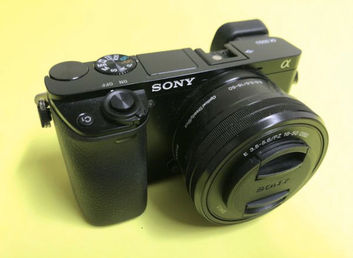 Sony a6000 mirrorless camera with retractable lens
