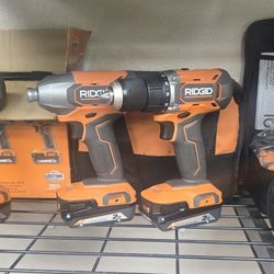 LIKE NEW RIDGID 18V DRILL AND IMPACT DRIVER WITH 2 BATT AND CHARGER N BAG FOR 100$