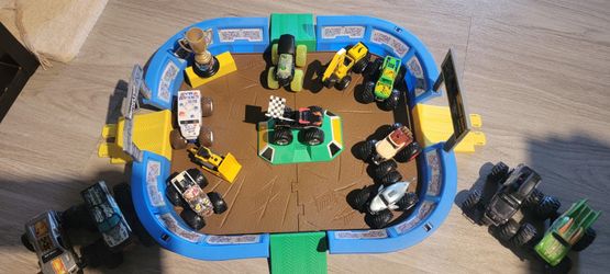 Monster jam dirt arena set