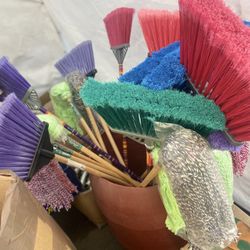 Escobas Y Trapeadores. 