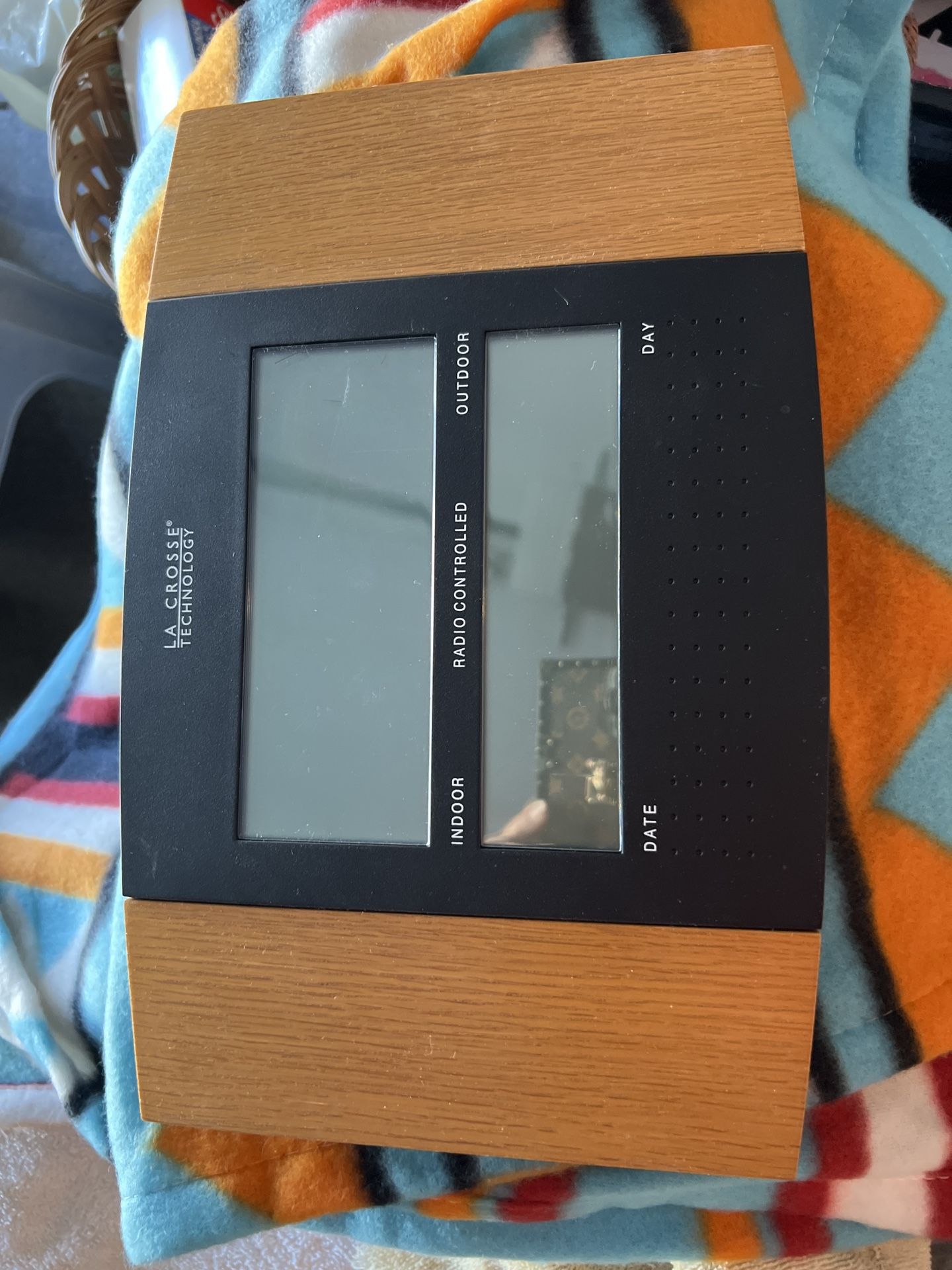 La Crosse Technology indoor/outdoor radio controlled clock with date and day display. Need battery. $8 only.