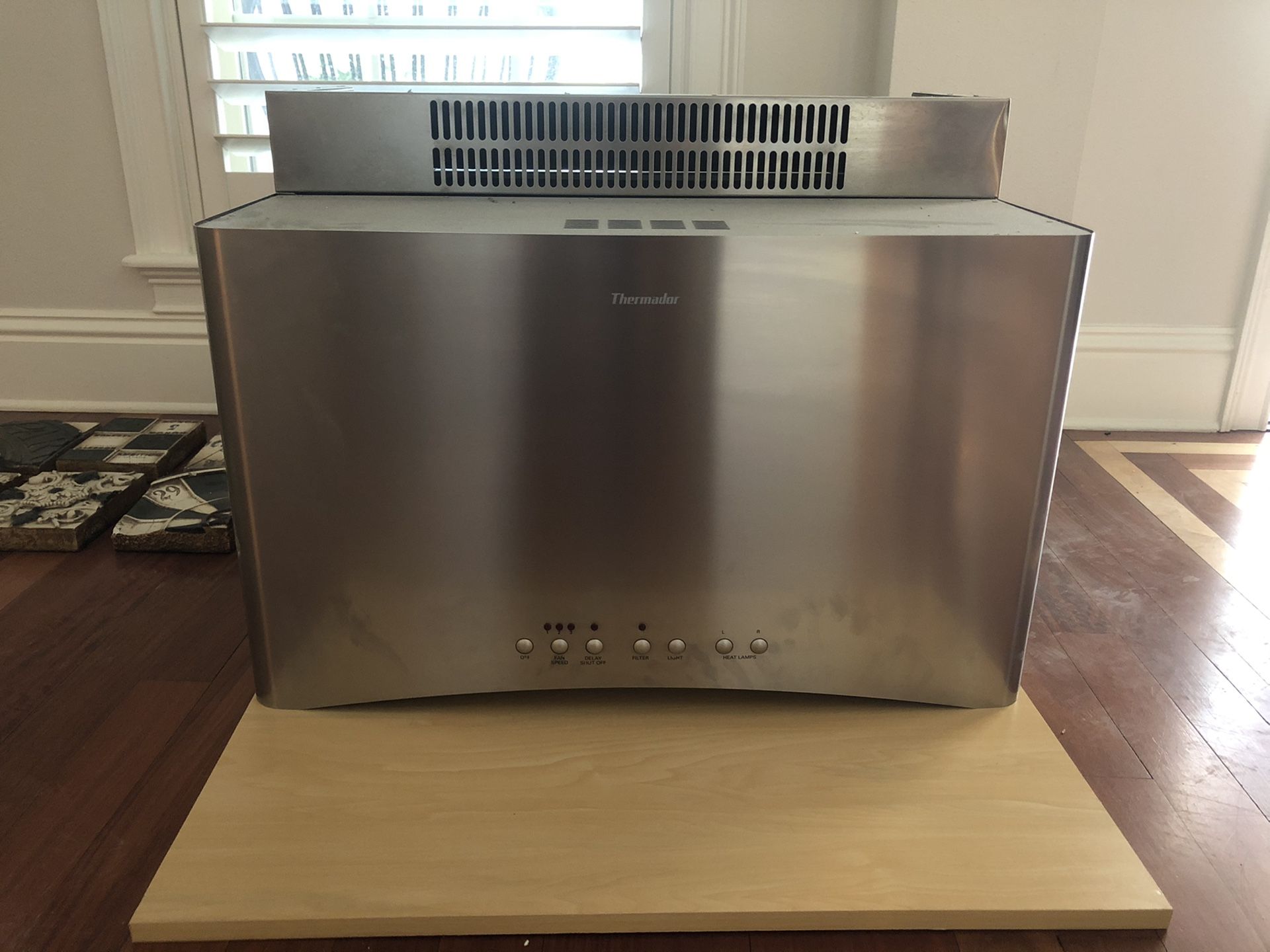 Thermador Range Hood Vent with heat lamps for Sale in Tampa, FL OfferUp