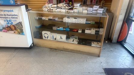 Retail showcase, display case
