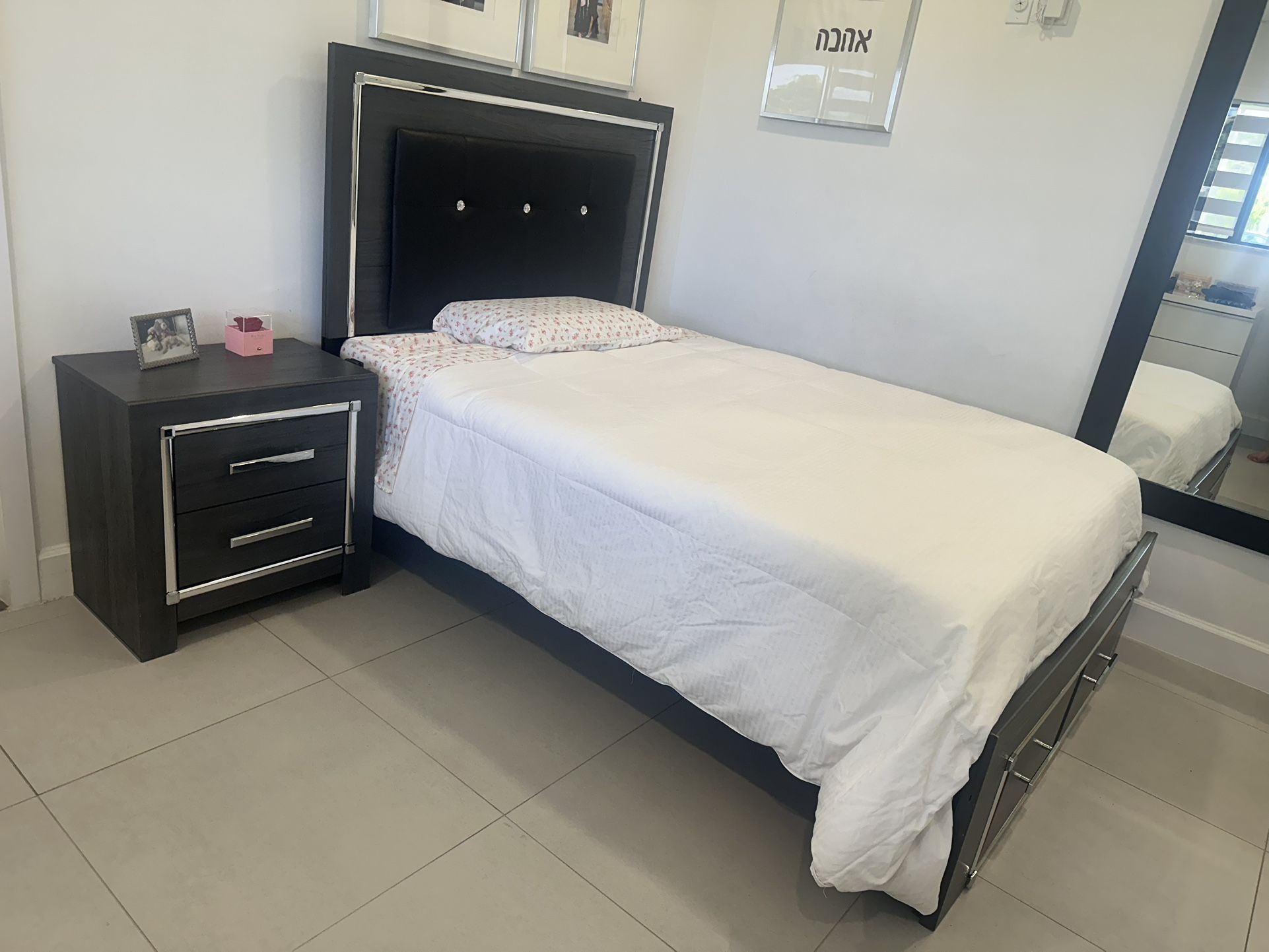 Beautiful Full Size Bedroom Set for sale! 