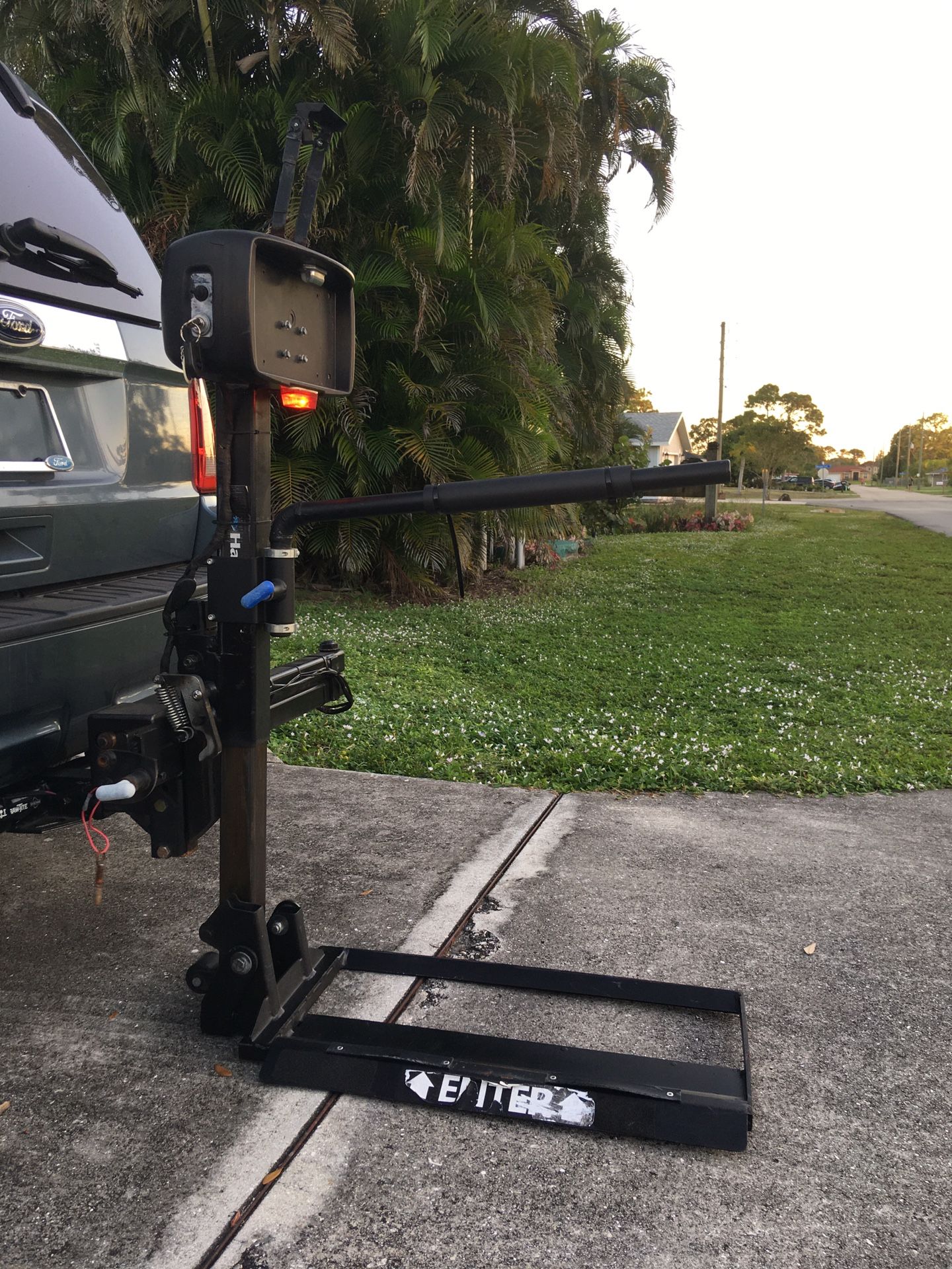 Power Wheelchair Lift / in 2” hitch - D/C Powered