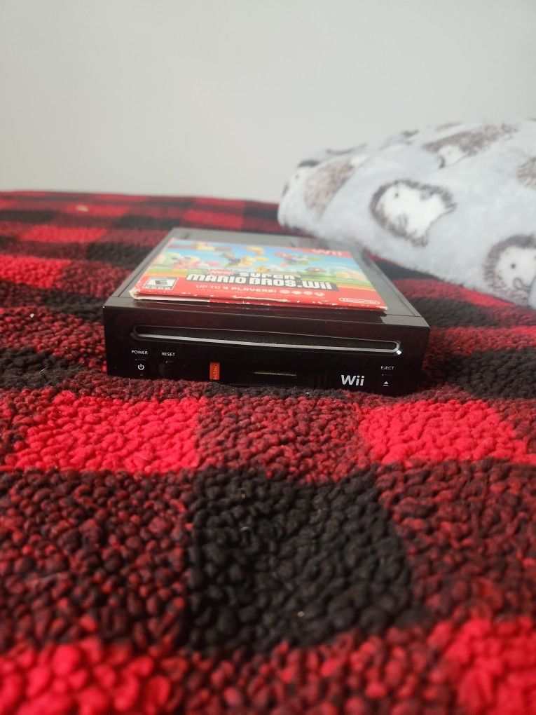 Black Nintendo Wii Console (CONSOLE ONLY) + AV chord  + New Super Mario Bros. + Wii Play