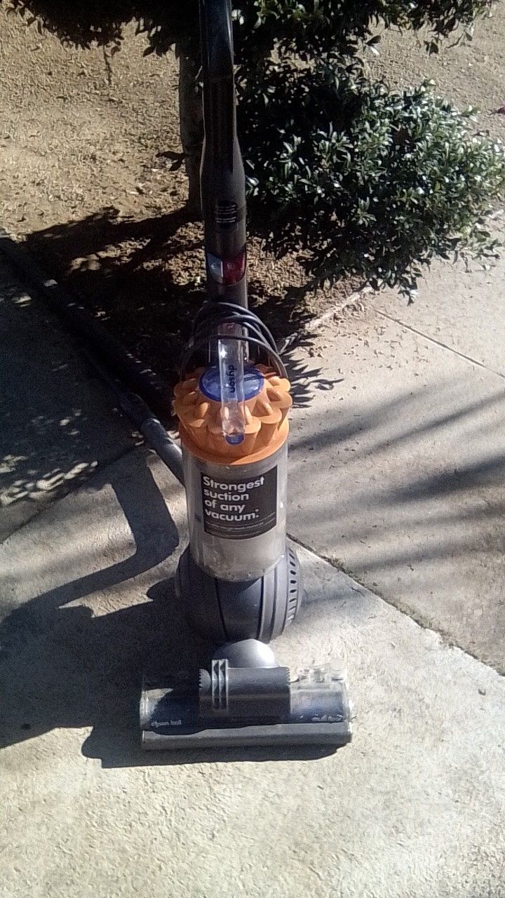 !! Vacuum Dyson " Firm Price"