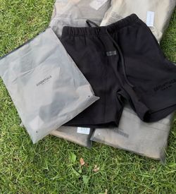 Black medium essential shorts