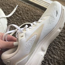 Brooks woman shoes