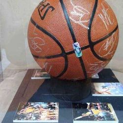 Kobe Bryant signed basketball and entire Lakers 2010-11 team.

This ball comes with a REAL,detailed certificate/letter of authenticity from the LA Lak
