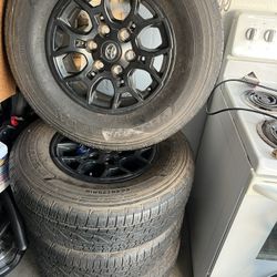 Toyota wheels (black) 16". Iike new, 245/75/16