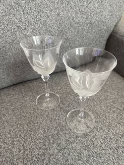 Wine glasses with frosted glass flower detail