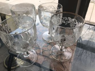 Set of four beer glasses with frosted flowers great shape