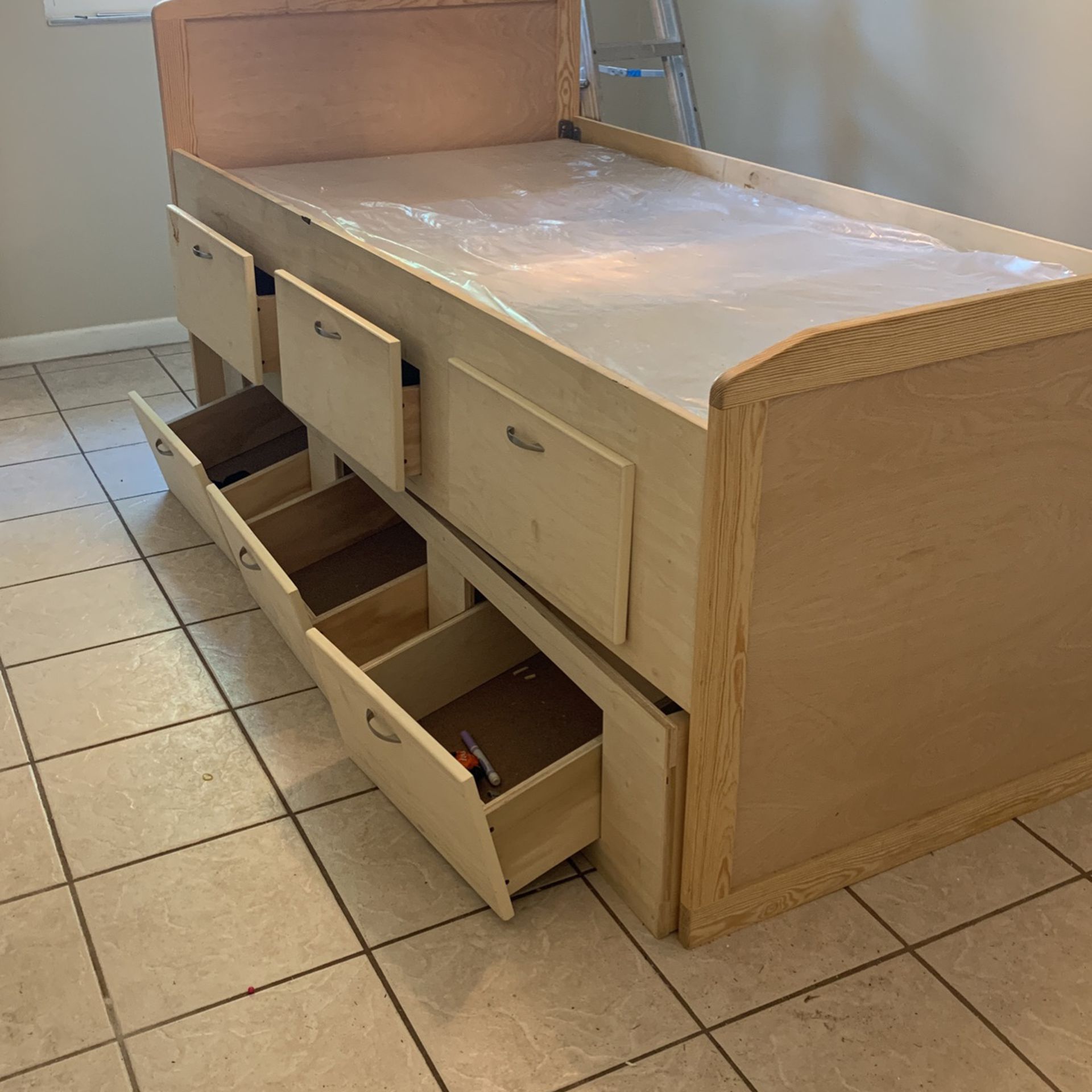 Children’s bed With drawers