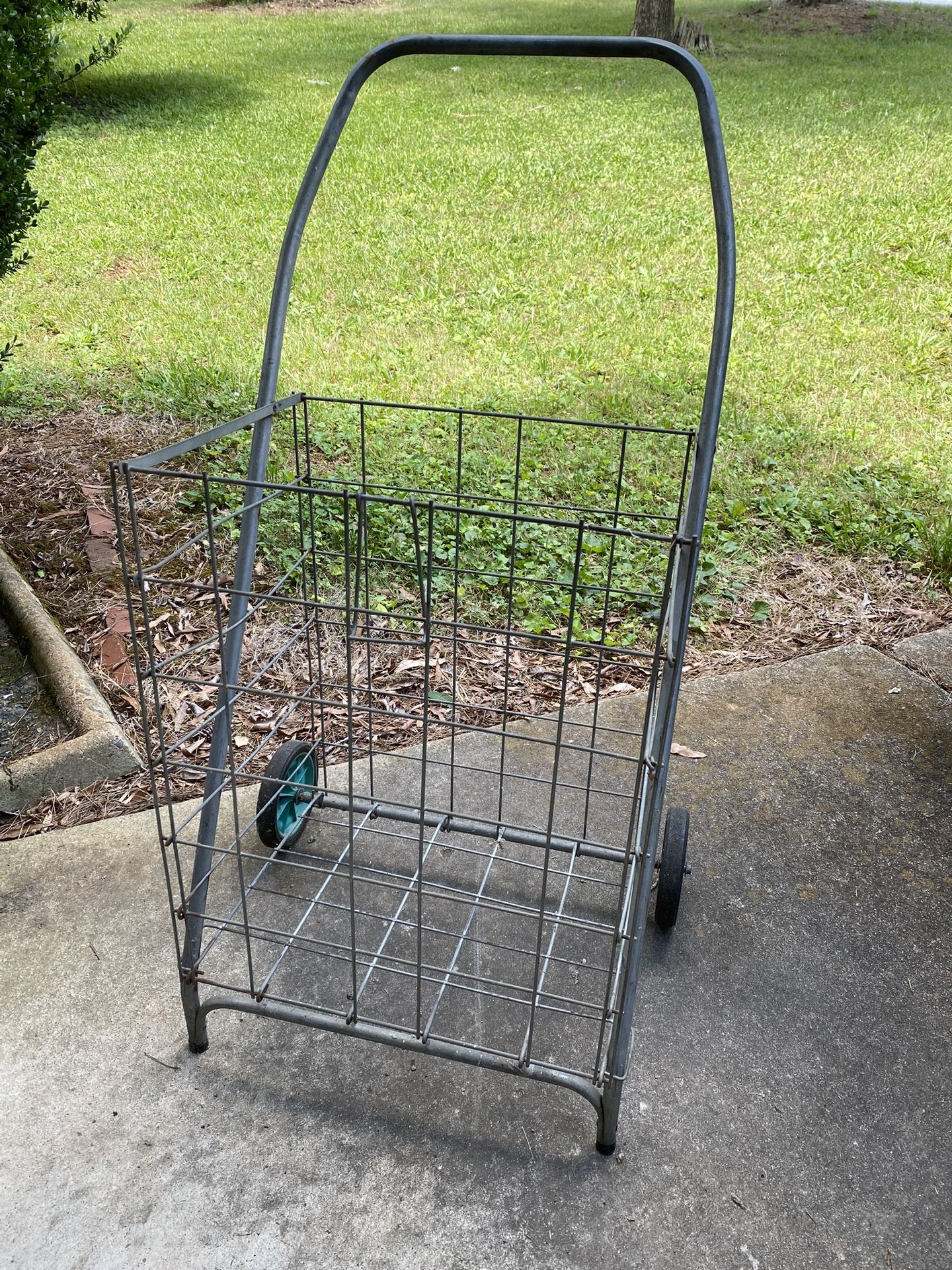 Super Cool Vintage Shopping Basket Cart