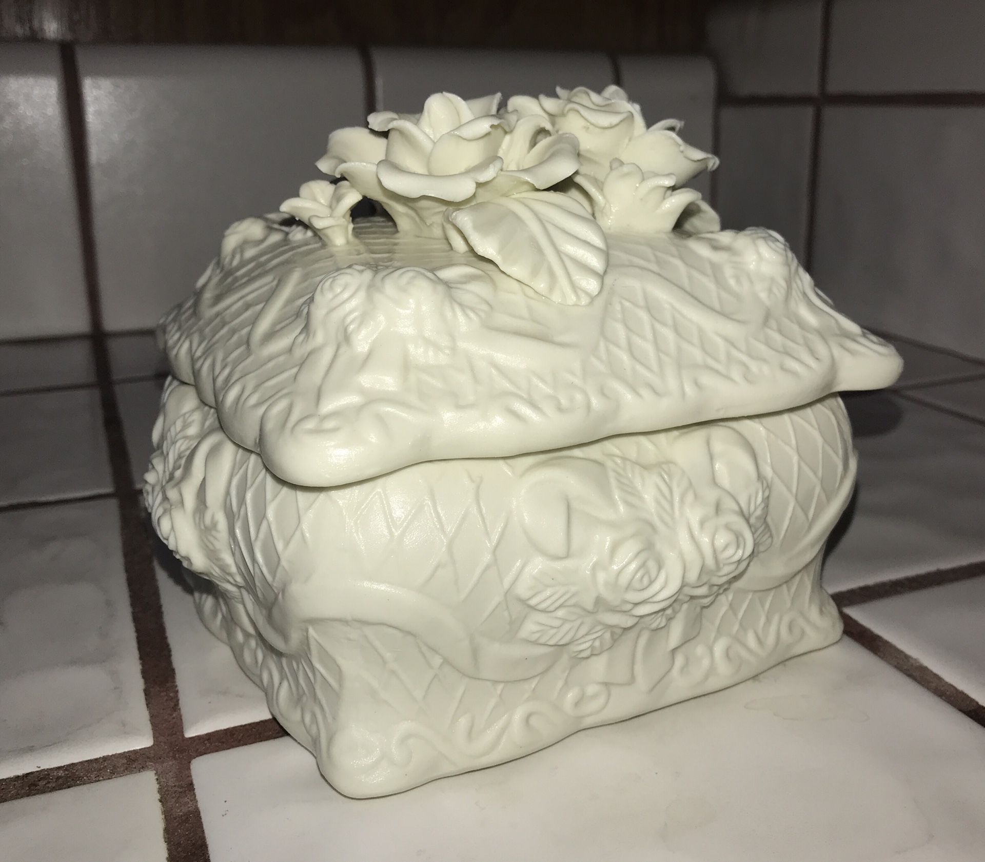 Jewelry Box: White: Roses: Ceramic - Vintage & collectibles | Color: White