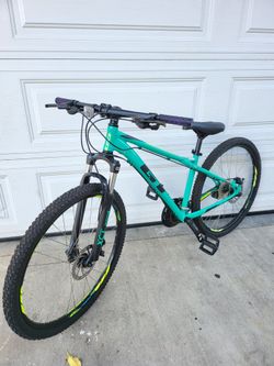 GT Mountain Bike Size adult small Wheels 27.5 Multiple Speeds 24 Disc brakes