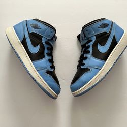 Air Jordan 1 Mid GS 'University Blue Black' size 5.5y