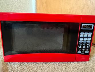 Red 700-Watt Countertop Microwave – Compact & Functional