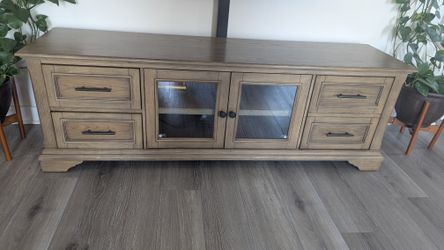 Solid Wood TV Console / Media Cabinet w/ Glass Doors & Soft-Close Hinges – Excellent Condition!