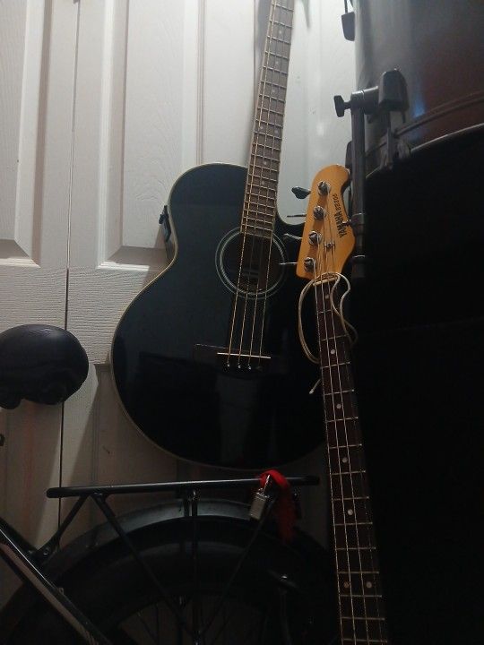 Ibanez Acoustic Electric Bass Guitar /bajoloche
