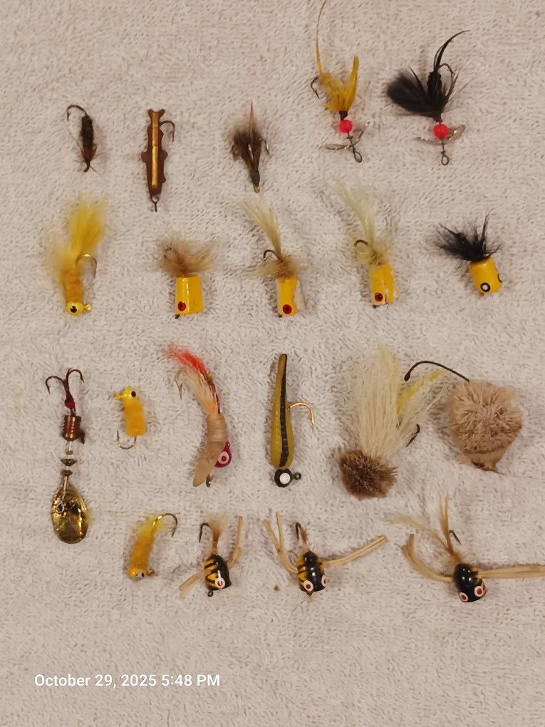 FLY FISHING LURES & TACKLE BOX