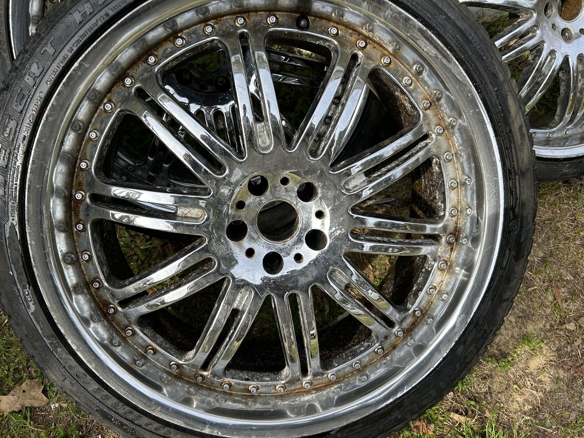 265/35R22 102V Tires