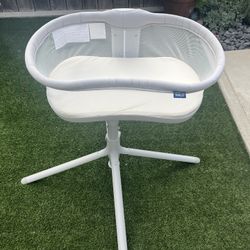 HALO BassiNest Swivel Sleeper Baby Bassinet