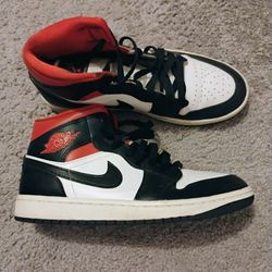 Air Jordan 1 Mid Black Toe Sneakers