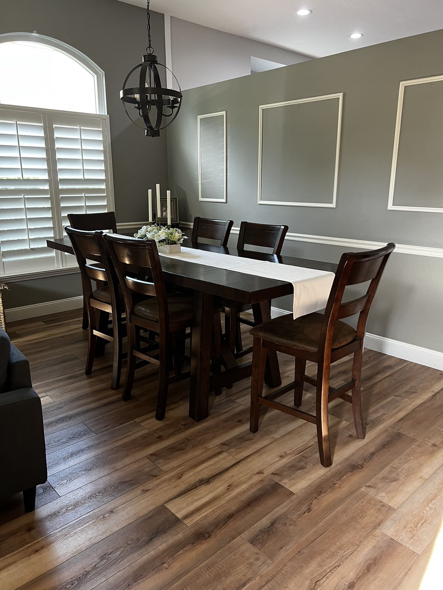 Dining Room table and Chairs - LIKE NEW