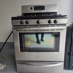 Stove And Microwave 