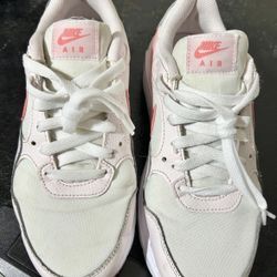 Women  Nike Air Max size 7. 5
