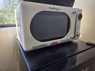 Nostalgia Microwave 0.7 cu - Like New