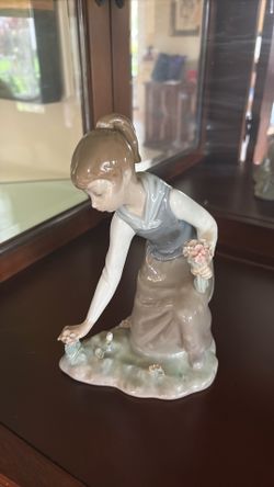 Laredo figurine.  Girl picking flowers