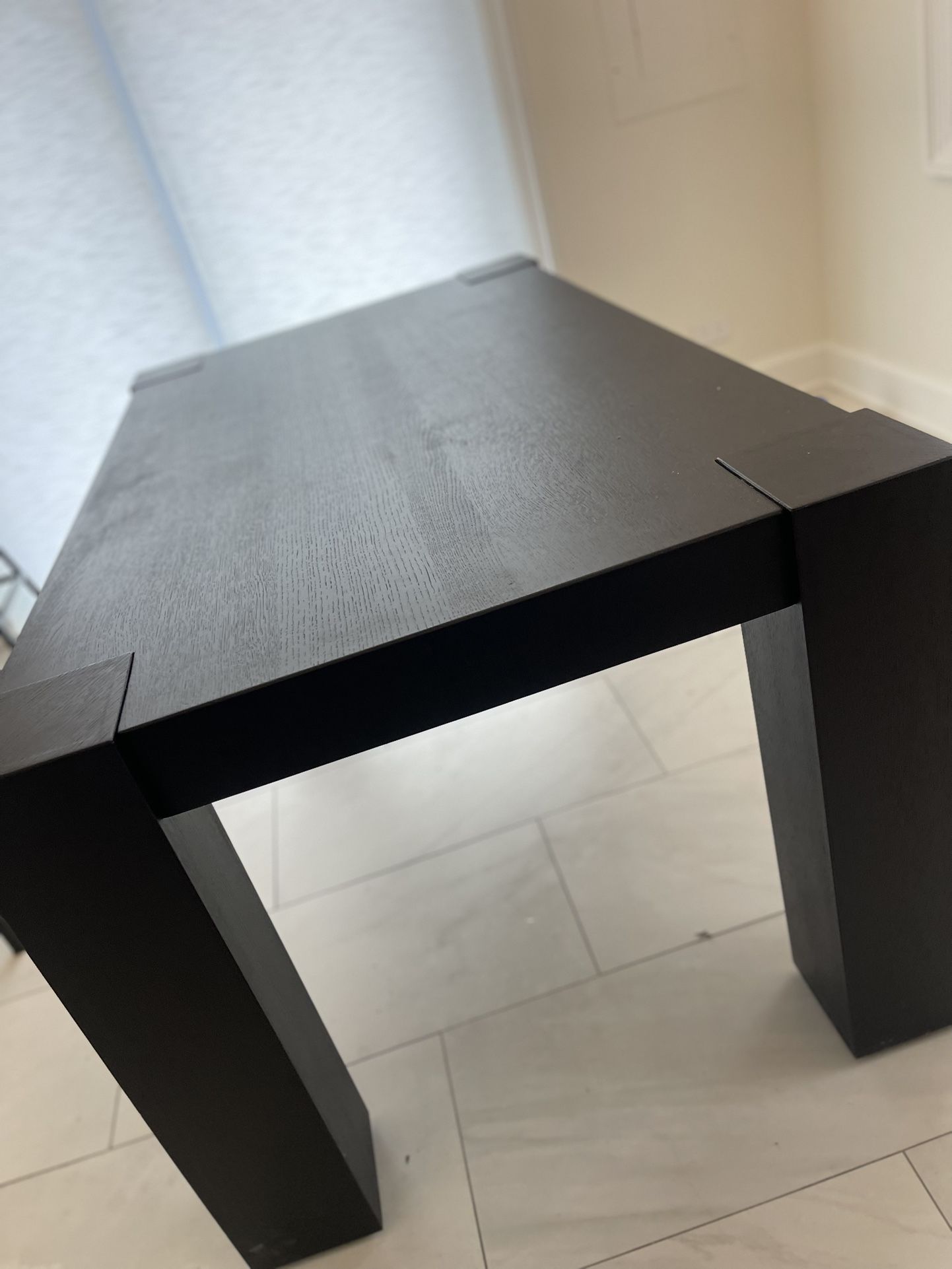 Sobro dining Table