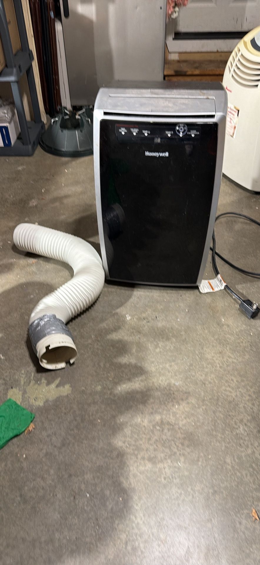 Honeywell 12,000 BTU Portable AC.  Host Included - See Photos