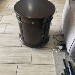 ROUND END TABLE WITH STORAGE 
