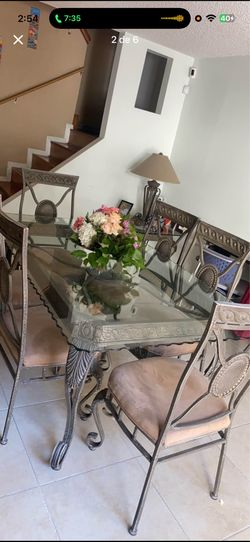 Comedor y 4 mesas