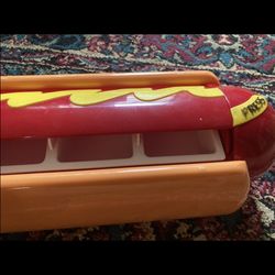 Hot dog talking condiments holder