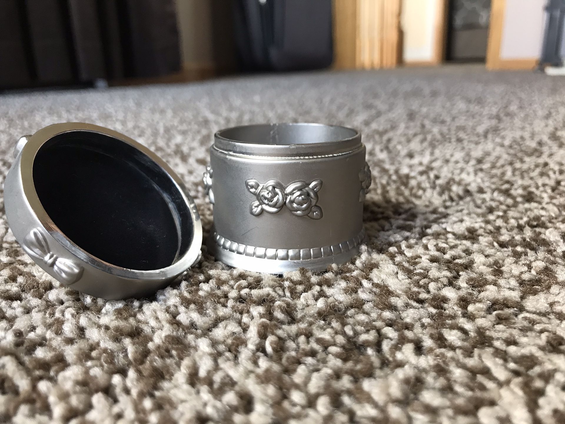 Metal jewelry box