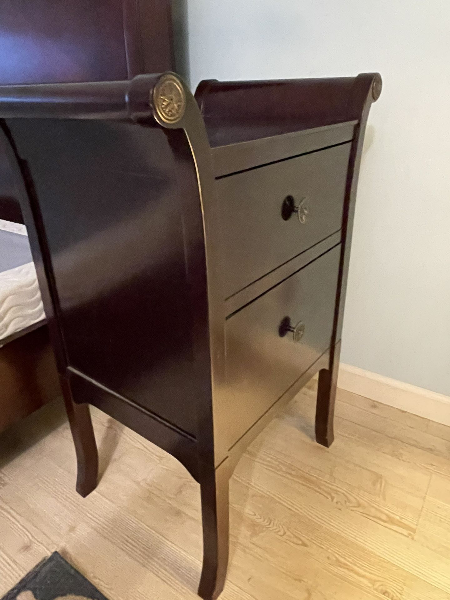 Bombay Furniture Queen Bed & Nightstands for Sale in Seal Beach, CA