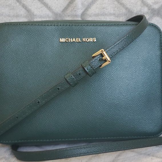 Michael Kors Daniela Large Saffiano Leather Crossbody Bag for Sale in  Arlington, TX - OfferUp
