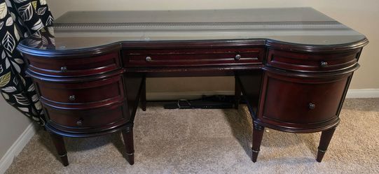 Traditional Mahogany Kidney-Shaped Writing Desk