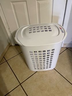 Rubbermaid White Plastic Laundry Hamper with Lid