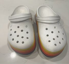 Used white crocs men’s 5 women 7