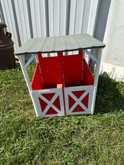 Play stalls for big horses